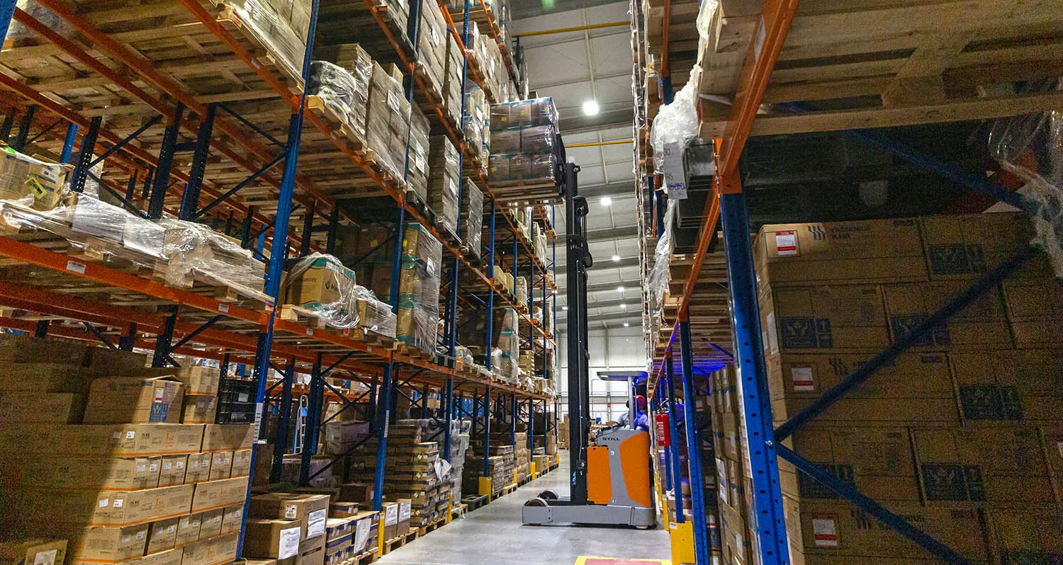 Corredor interno do armazém da Altermed com empilhadeira